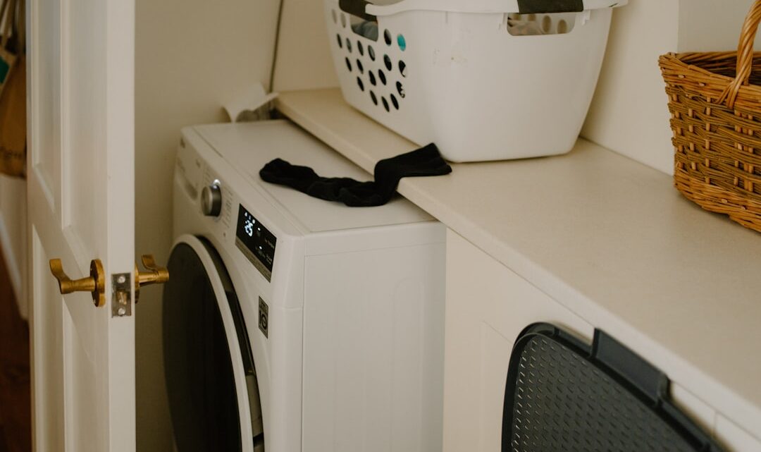 Maquina De Lavar Roupa Branca Com Cesto De Roupa Suja E Meia Bpz3PG_v9ks