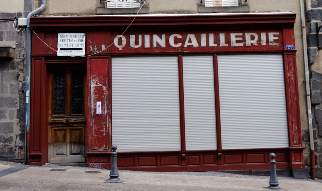 Um Edificio Vermelho Com Uma Placa Que Diz Quincaillerie xeWxvByuOTk