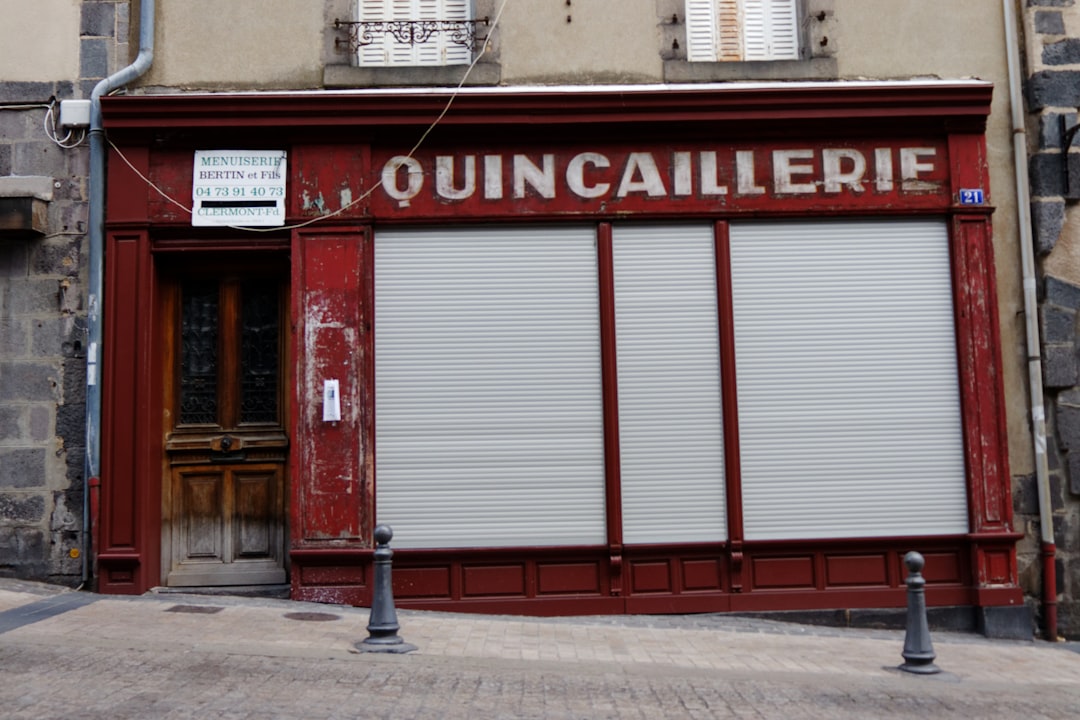 Um Edificio Vermelho Com Uma Placa Que Diz Quincaillerie xeWxvByuOTk