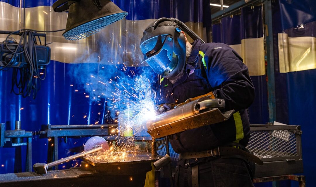 Soldador Com Equipamento De Protecao Faz O Metal Com Macarico Bl9sEwh6q7I