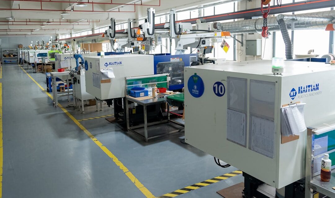 Uma Fabrica Cheia De Maquinas E Maquinas IWJNXtezL2I