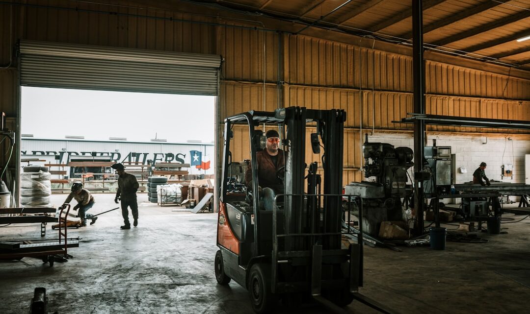 Homem Na Camisa Preta Em Pe Na Frente Do Riquixa Auto Preto E Branco 7rDeWAxStM4