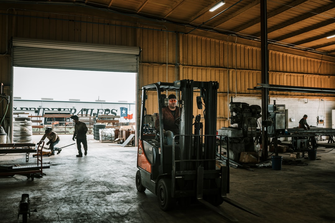 Homem Na Camisa Preta Em Pe Na Frente Do Riquixa Auto Preto E Branco 7rDeWAxStM4
