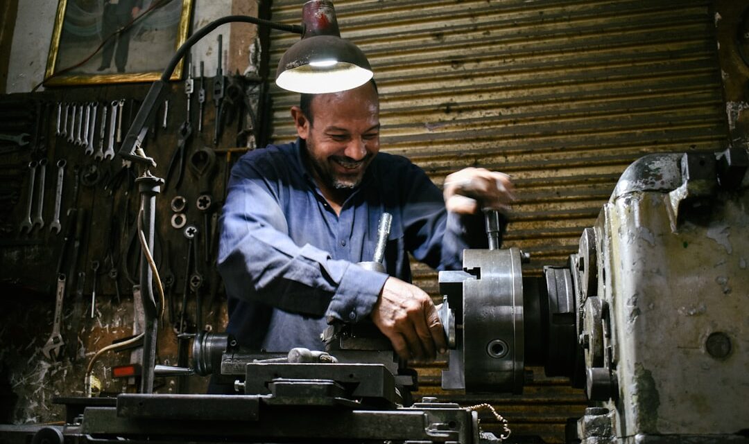 Um Maquinista Sorridente Trabalha Em Uma Oficina q7BWdtueSBQ