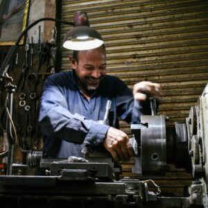 Um Maquinista Sorridente Trabalha Em Uma Oficina q7BWdtueSBQ