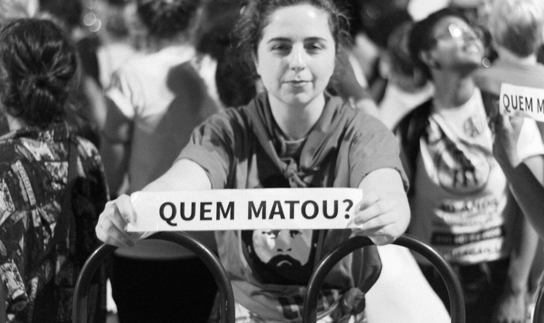 Foto Em Tons De Cinza Da Mulher Vestindo Top Preto kdJRuEzsQYo