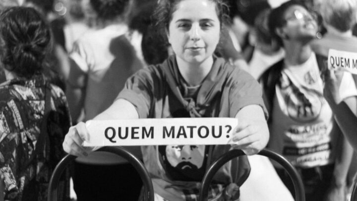 Foto Em Tons De Cinza Da Mulher Vestindo Top Preto kdJRuEzsQYo