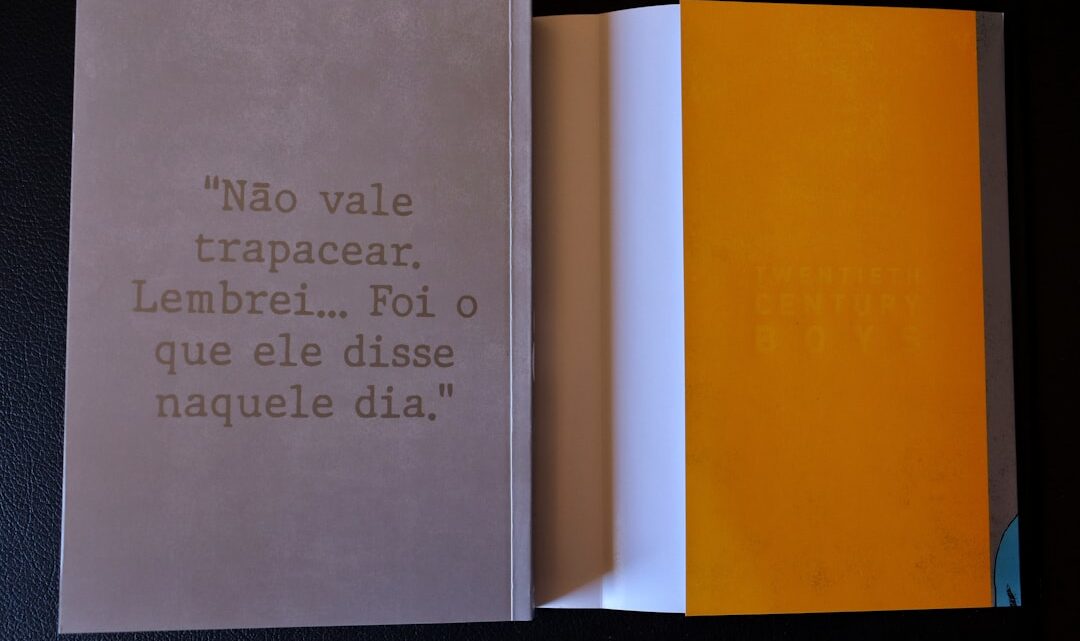 Livro Aberto Com Texto Na Capa E Paginas Laranja iMbE7wl8SVY