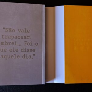 Livro Aberto Com Texto Na Capa E Paginas Laranja iMbE7wl8SVY