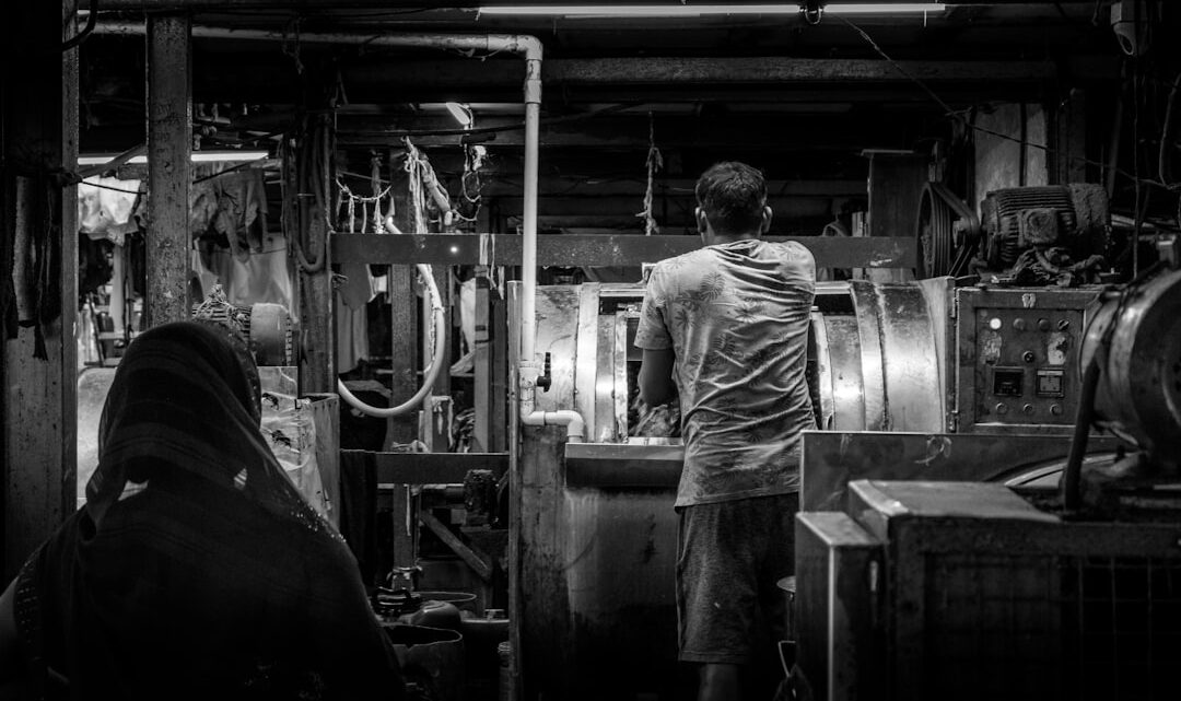 Trabalhadores Em Um Ambiente De Fabrica Pouco Iluminado dAgl2We3fkw