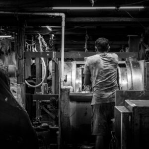 Trabalhadores Em Um Ambiente De Fabrica Pouco Iluminado dAgl2We3fkw