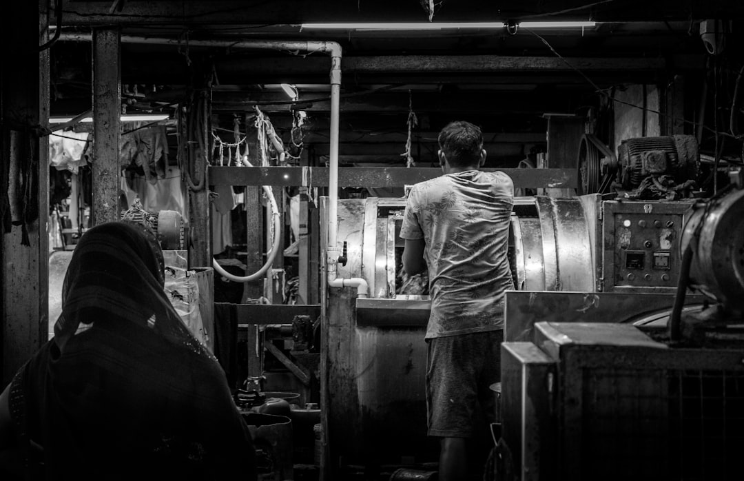 Trabalhadores Em Um Ambiente De Fabrica Pouco Iluminado dAgl2We3fkw