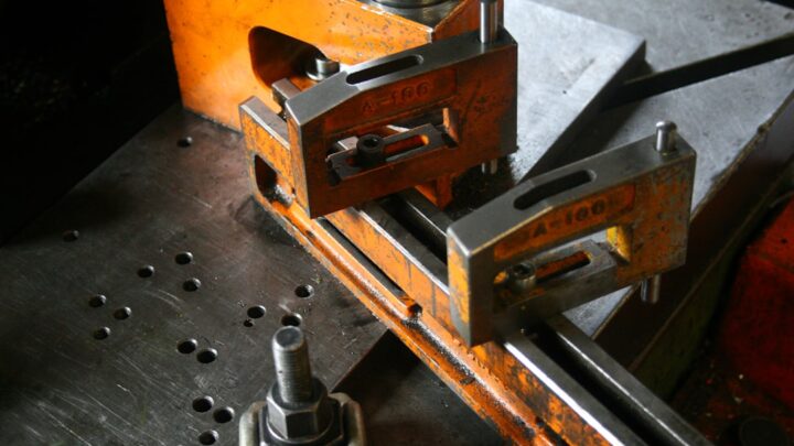 Grampos De Metal Industriais Em Maquinas qMTgBiOuGtQ