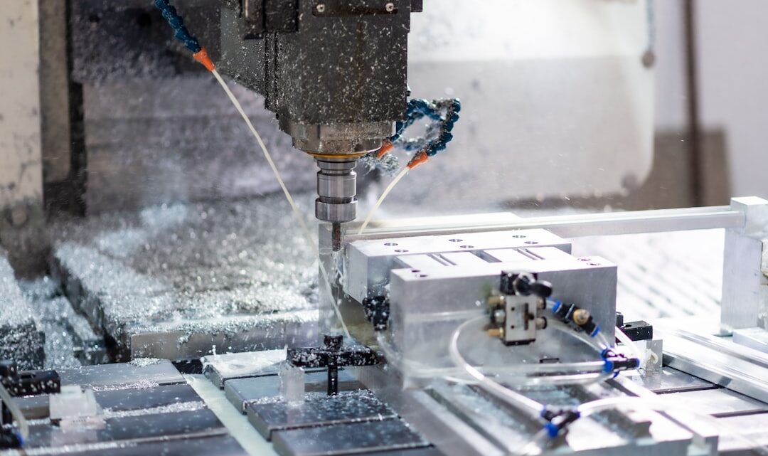 Uma Maquina Que Esta Cortando Um Pedaco De Metal sxtClAGwRck