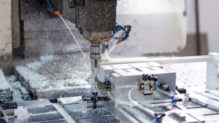 Uma Maquina Que Esta Cortando Um Pedaco De Metal sxtClAGwRck