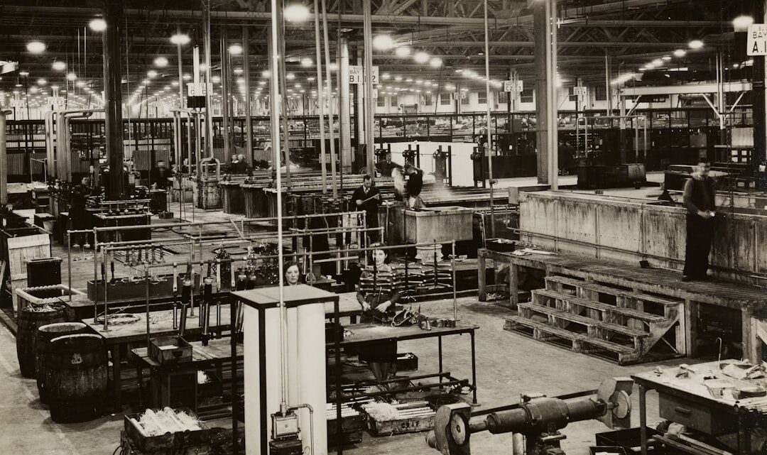 Foto Em Escala De Cinza Da Maquina Industrial vgTENcD9TvE