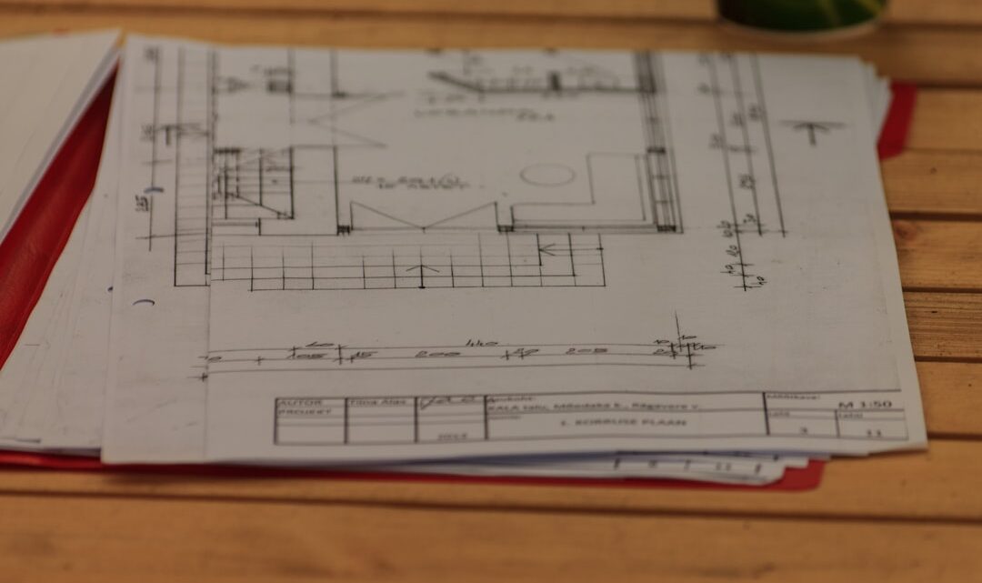 Uma Mesa De Madeira Coberta Com Muitos Papeis IzFXEH0jb0w