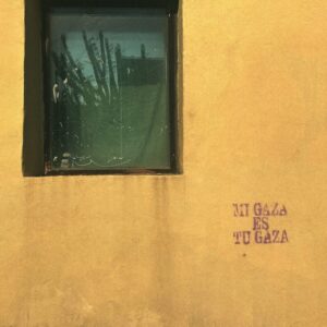 Parede Amarela Com Uma Janela E Alguma Escrita Hdt0XkNsoSA