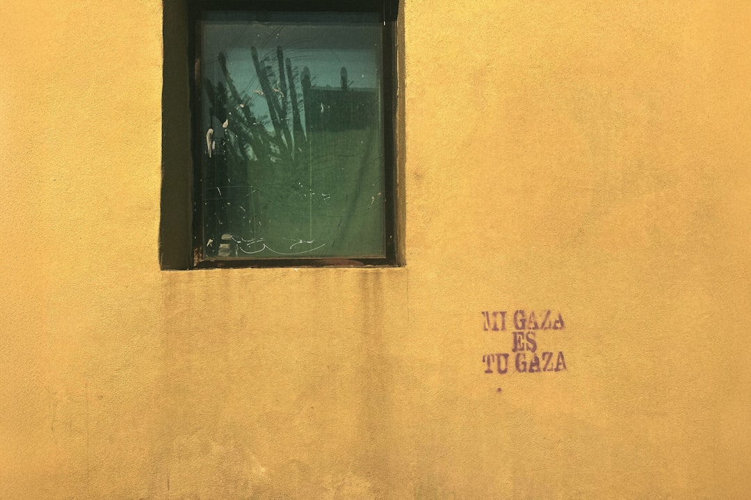 Parede Amarela Com Uma Janela E Alguma Escrita Hdt0XkNsoSA