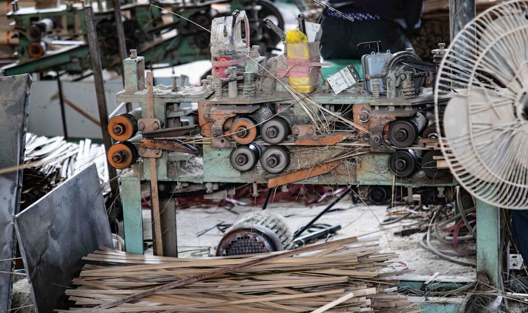 Maquinas De Processamento De Madeira Com Madeira Empilhada 6h_9cZnCPSA