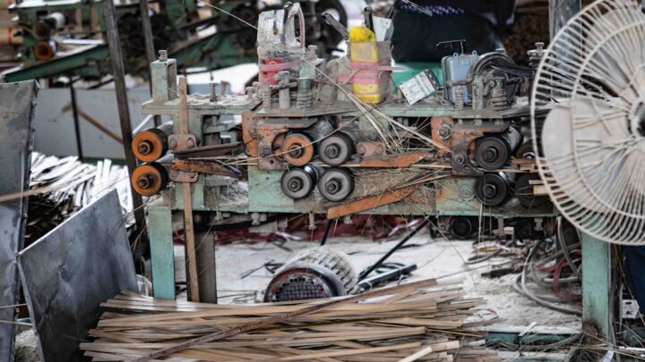 Maquinas De Processamento De Madeira Com Madeira Empilhada 6h_9cZnCPSA