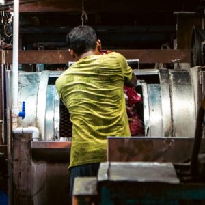 Homem Trabalhando Em Uma Lavanderia Industrial Pouco Iluminada vyFzcI9jlm8