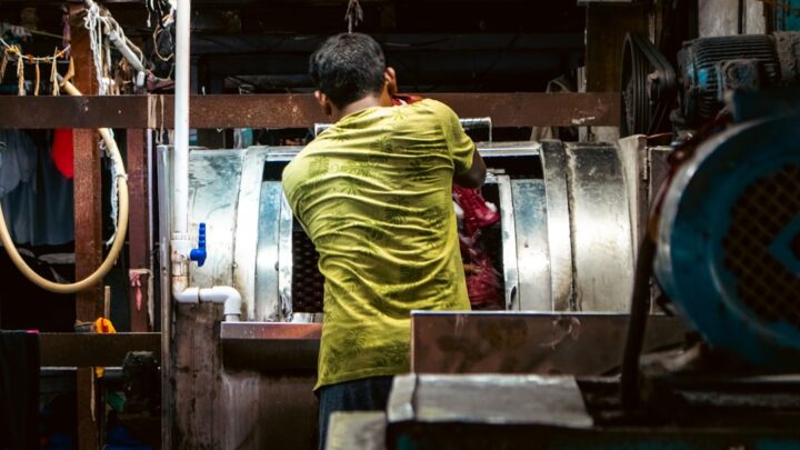 Homem Trabalhando Em Uma Lavanderia Industrial Pouco Iluminada vyFzcI9jlm8