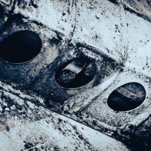 Close up De Metal Envelhecido E Texturizado Com Aberturas Circulares FzS9YjesT28