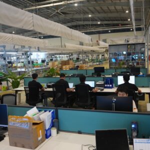 Pessoas Trabalhando Em Computadores Em Um Escritorio Moderno Voj5EHsWguc