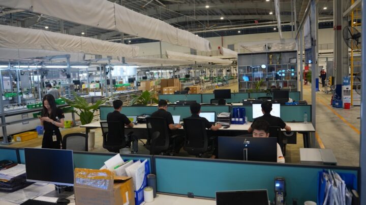 Pessoas Trabalhando Em Computadores Em Um Escritorio Moderno Voj5EHsWguc