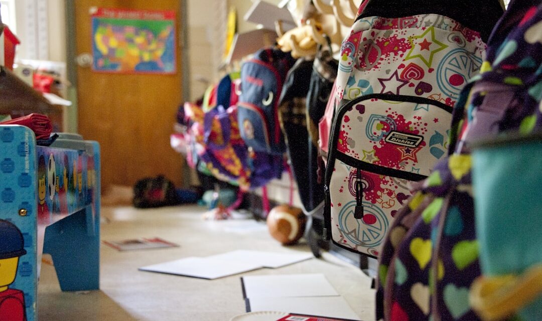 Mochila Preta Amarela E Vermelha Na Mesa Branca Ka6M4QONHUc