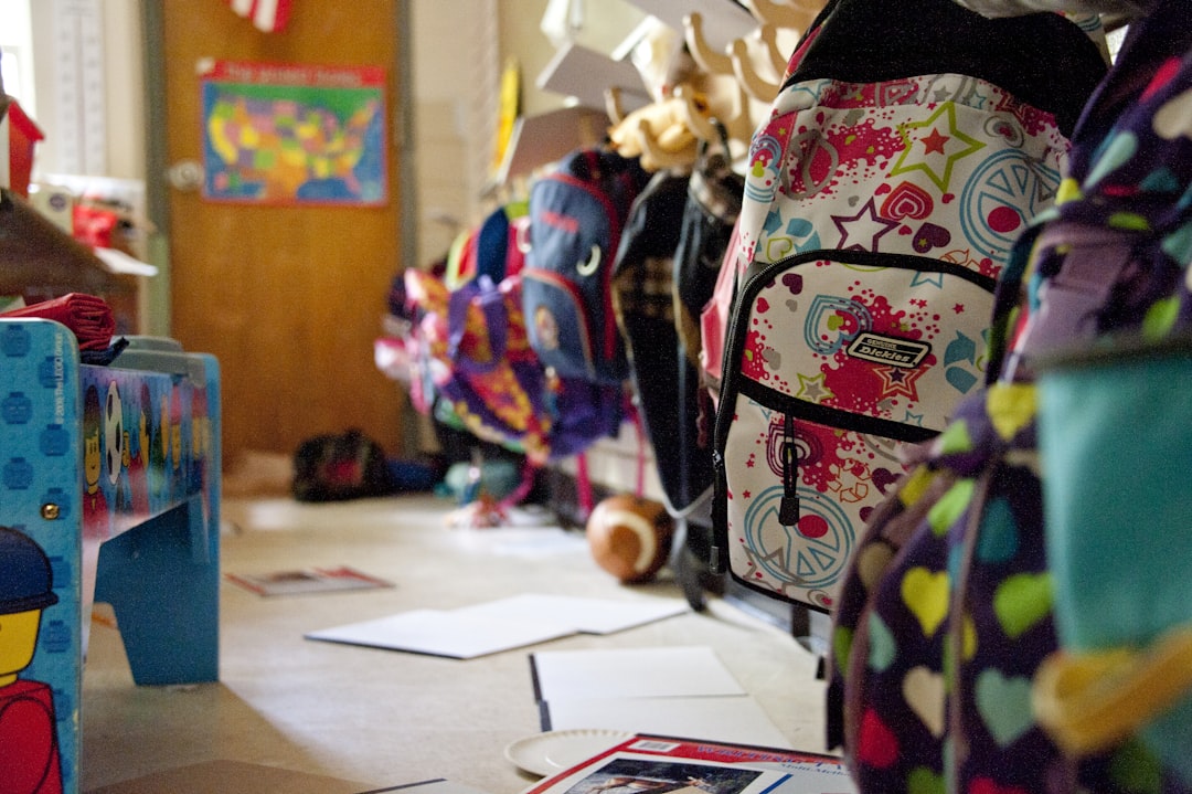 Mochila Preta Amarela E Vermelha Na Mesa Branca Ka6M4QONHUc