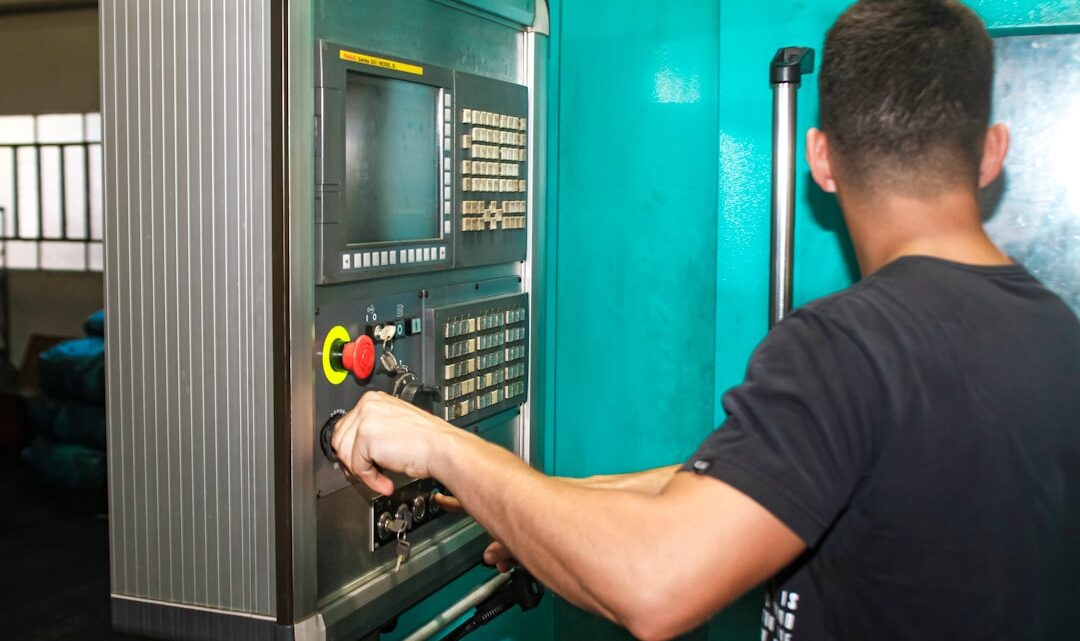 Um Homem Trabalhando Em Uma Maquina Em Uma Fabrica FplN2F53zJU