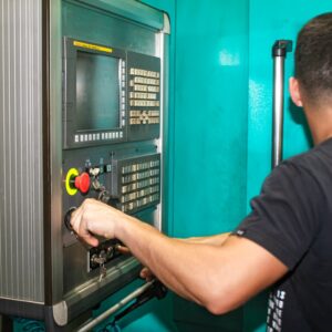 Um Homem Trabalhando Em Uma Maquina Em Uma Fabrica FplN2F53zJU