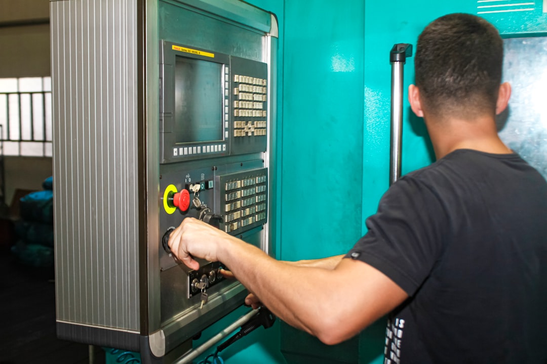 Um Homem Trabalhando Em Uma Maquina Em Uma Fabrica FplN2F53zJU