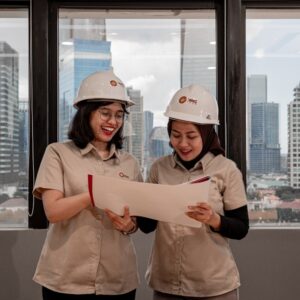 Duas Mulheres De Capacete Revisam Plantas Dentro De Casa c7iL YvyAyU