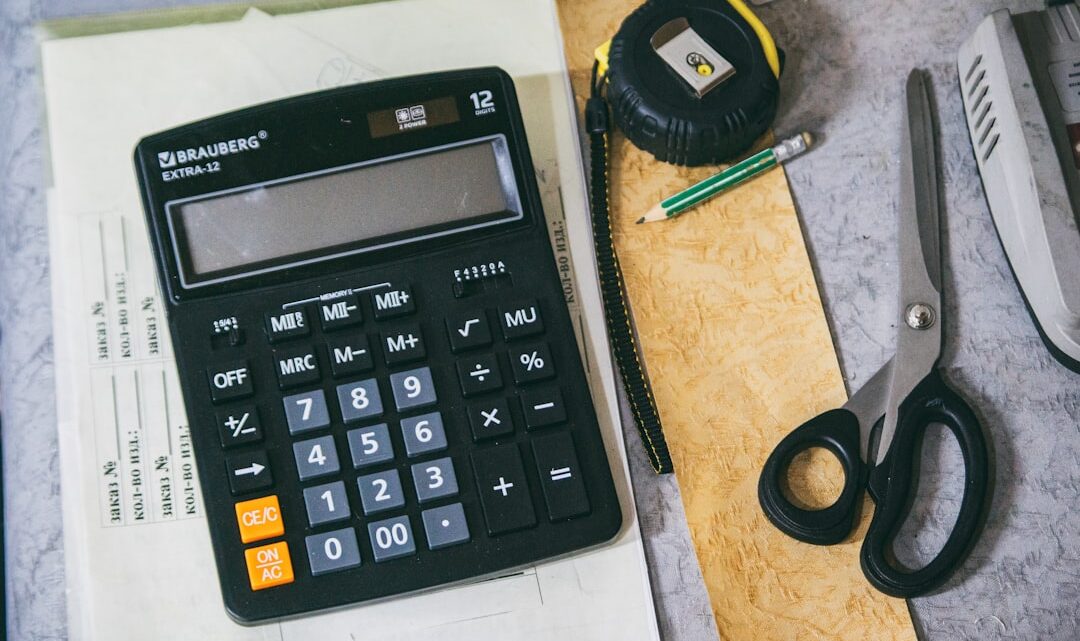 Calculadora E Material De Escritorio Em Uma Mesa 54bvLAWhWAM