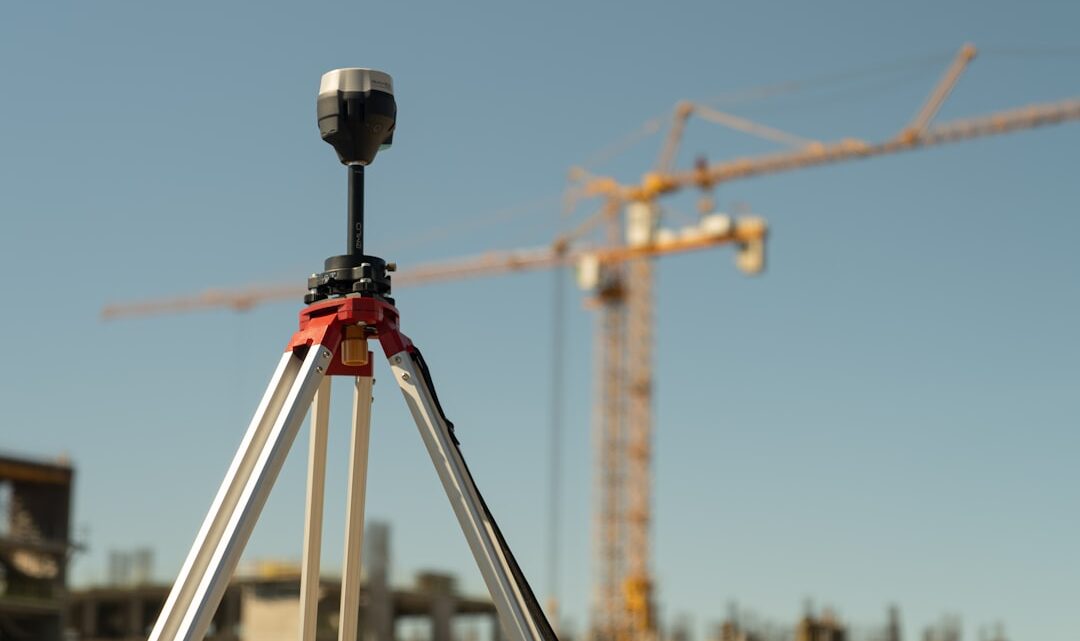 Um Tripe Com Uma Camera Acoplada A Ele Em Frente A Um Canteiro De Obras OO4laKg2HS0
