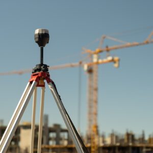 Um Tripe Com Uma Camera Acoplada A Ele Em Frente A Um Canteiro De Obras OO4laKg2HS0