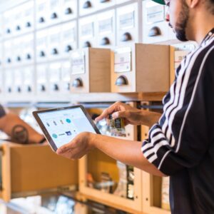Dois Homens Em Uma Loja Olhando Para Um Tablet R JcbaXgek