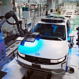 Um Carro Branco Esta Em Uma Linha De Montagem MPreSMYIr1E