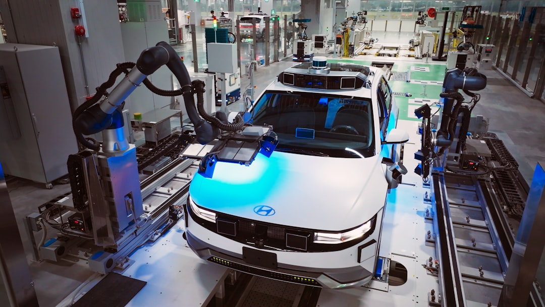 Um Carro Branco Esta Em Uma Linha De Montagem MPreSMYIr1E
