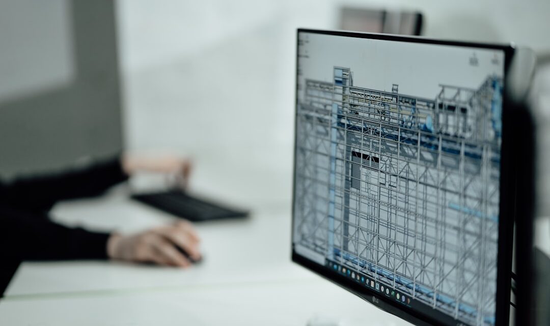 Pessoa Na Mesa Visualizando O Monitor LVWozBOVY2M