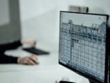 Pessoa Na Mesa Visualizando O Monitor LVWozBOVY2M