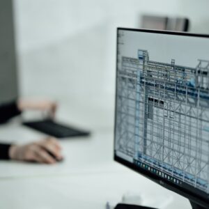 Pessoa Na Mesa Visualizando O Monitor LVWozBOVY2M