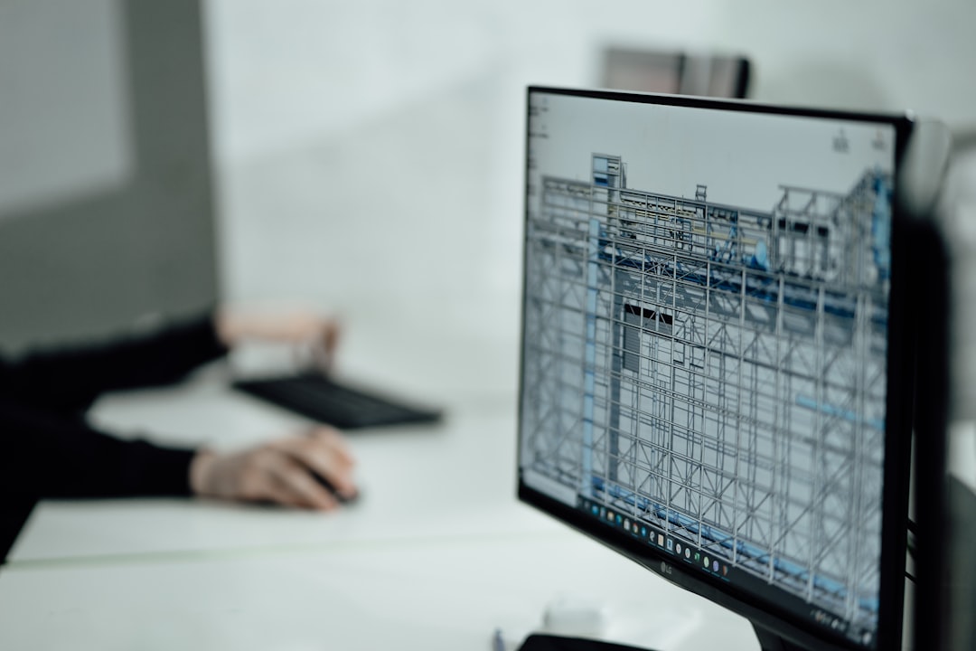 Pessoa Na Mesa Visualizando O Monitor LVWozBOVY2M