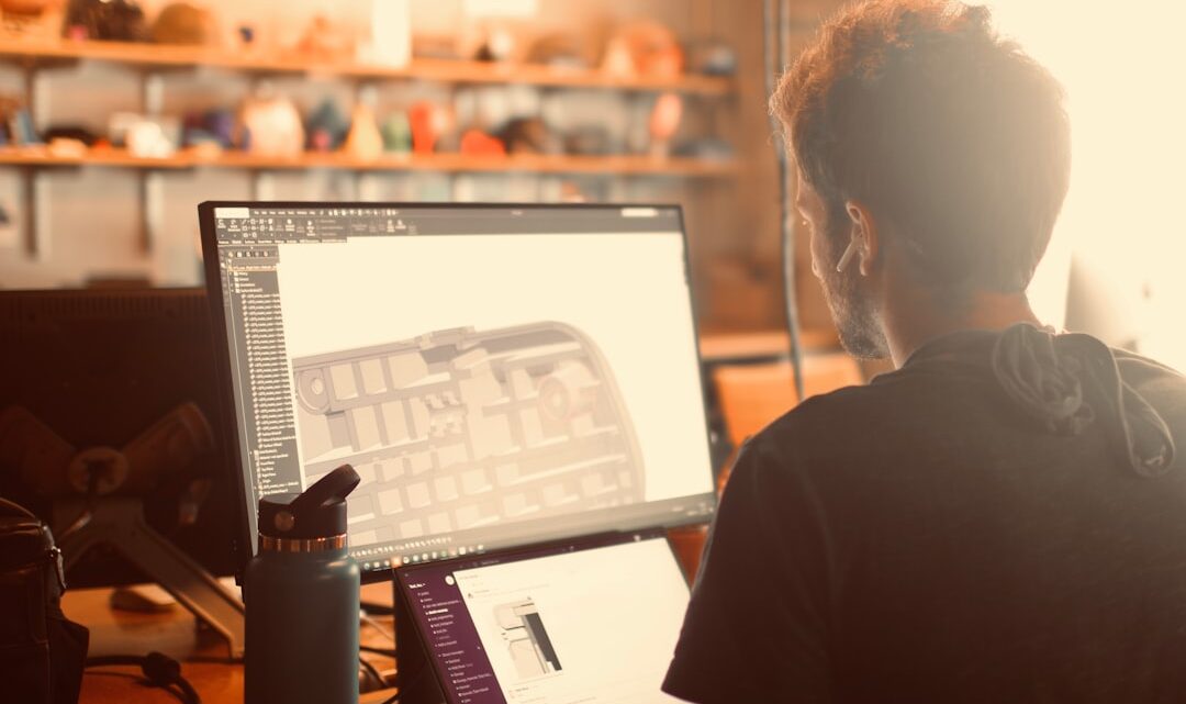 Homem Na Camisa Preta Usando Macbook Pro Ye8mgSyfzGA