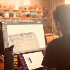 Homem Na Camisa Preta Usando Macbook Pro Ye8mgSyfzGA
