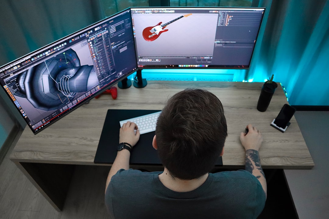 Homem Sentado E Usando O Computador F5j A8M1KEw