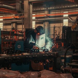 Um Homem Trabalhando Em Uma Maquina Em Uma Fabrica FP_DJBVtwdw